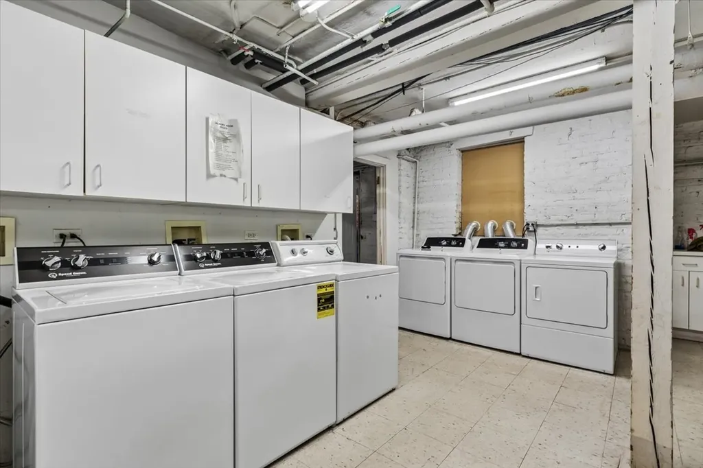 832 West Lakeside Place Chicago IL 60640