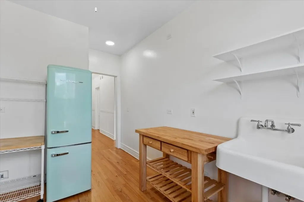832 West Lakeside Place Chicago IL 60640