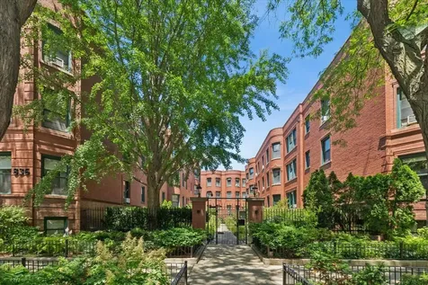 832 West Lakeside Place Chicago IL 60640