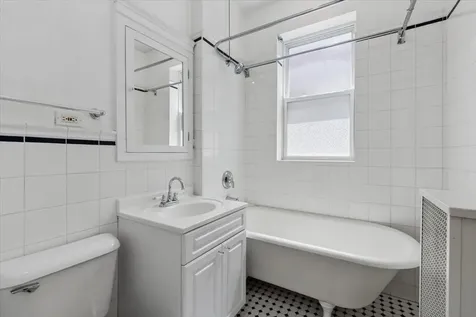 832 West Lakeside Place Chicago IL 60640