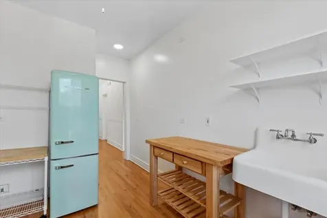 832 West Lakeside Place Chicago IL 60640