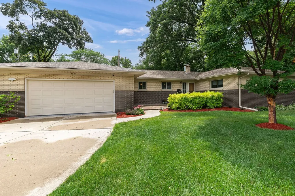 2221 3RD St B Street East Moline IL 61244