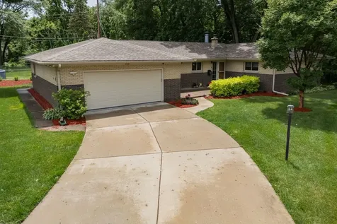 2221 3RD St B Street East Moline IL 61244