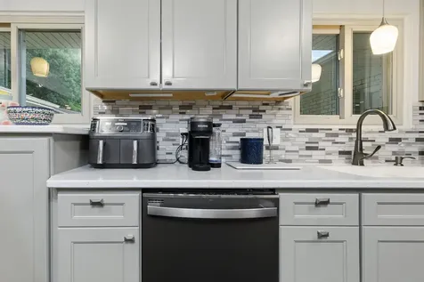 2221 3RD St B Street East Moline IL 61244