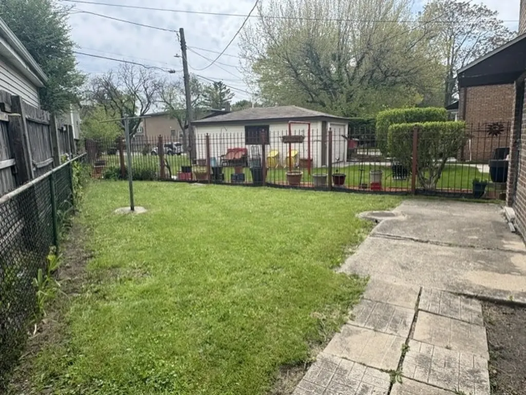 8153 South Marquette Avenue Chicago IL 60617