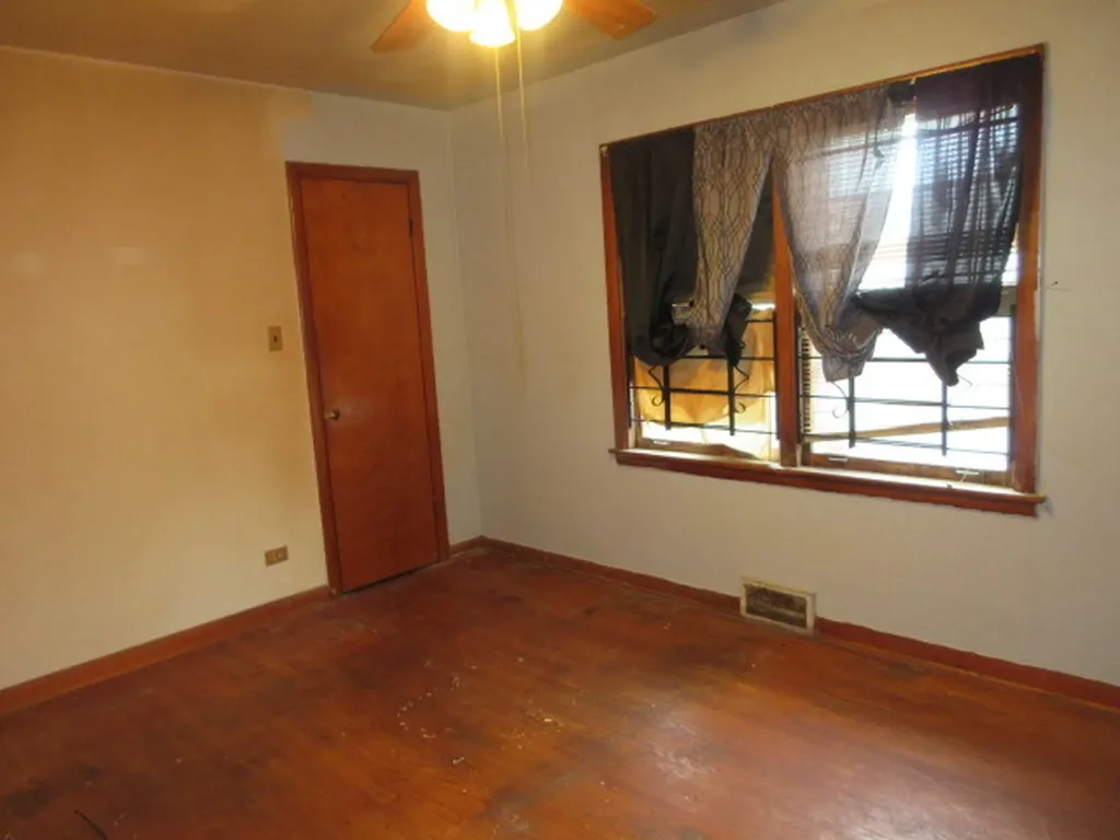 8153 South Marquette Avenue Chicago IL 60617