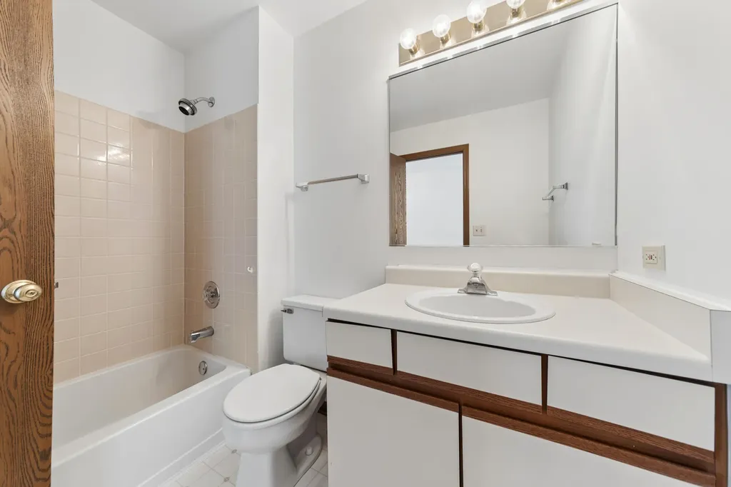 208 Chesterfield Court Schaumburg IL 60193