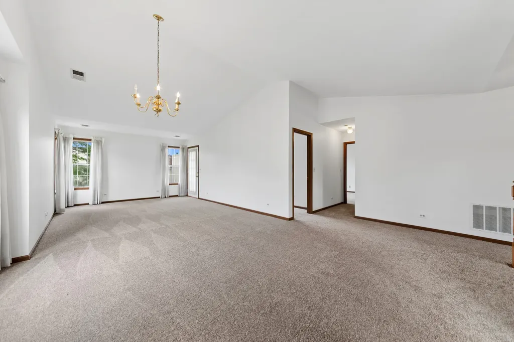208 Chesterfield Court Schaumburg IL 60193