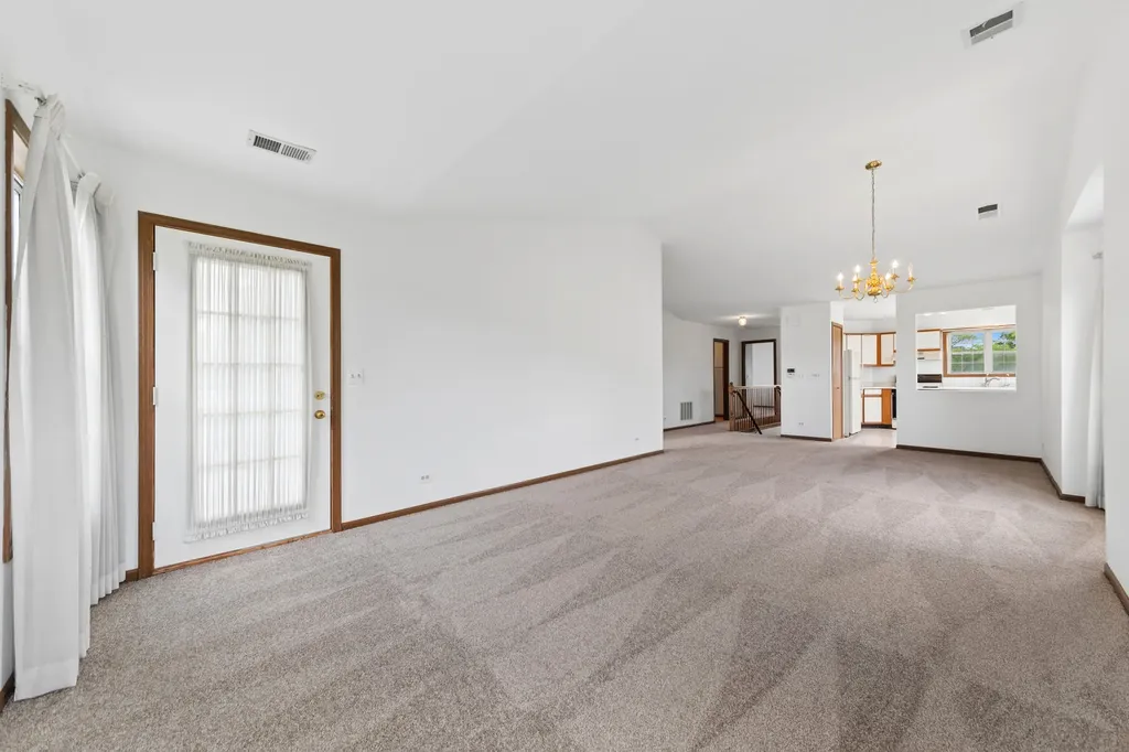 208 Chesterfield Court Schaumburg IL 60193