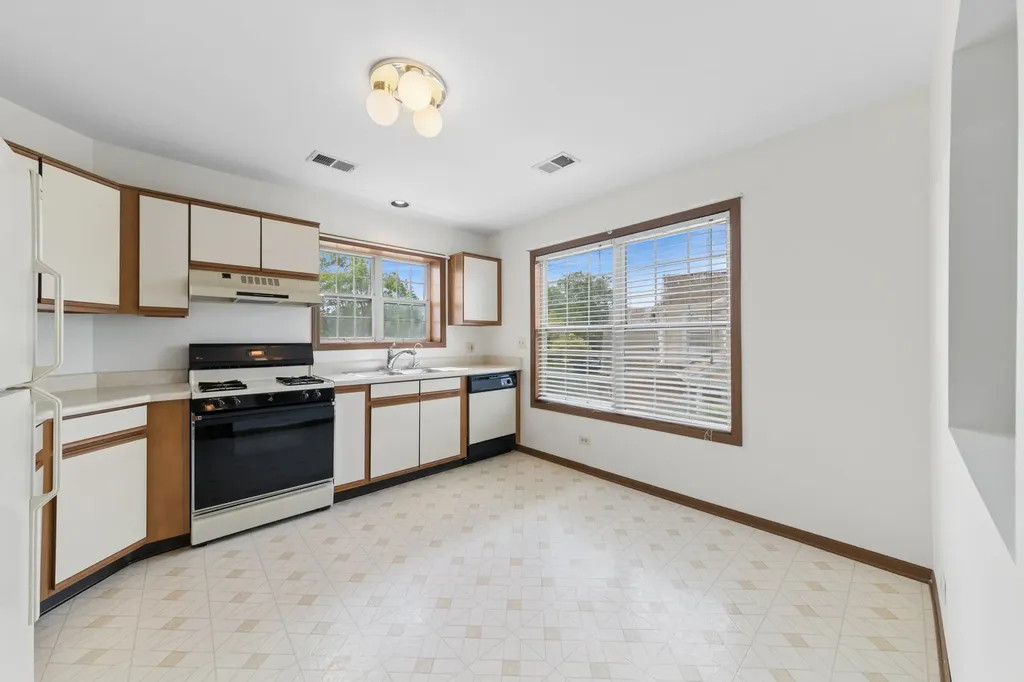 208 Chesterfield Court Schaumburg IL 60193