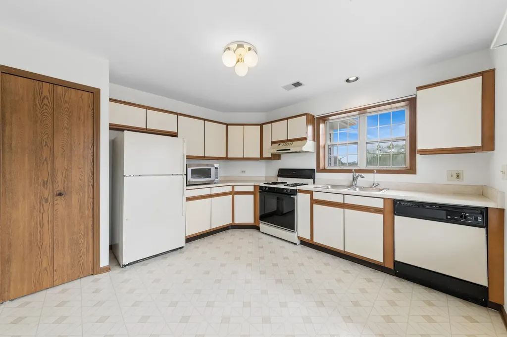 208 Chesterfield Court Schaumburg IL 60193