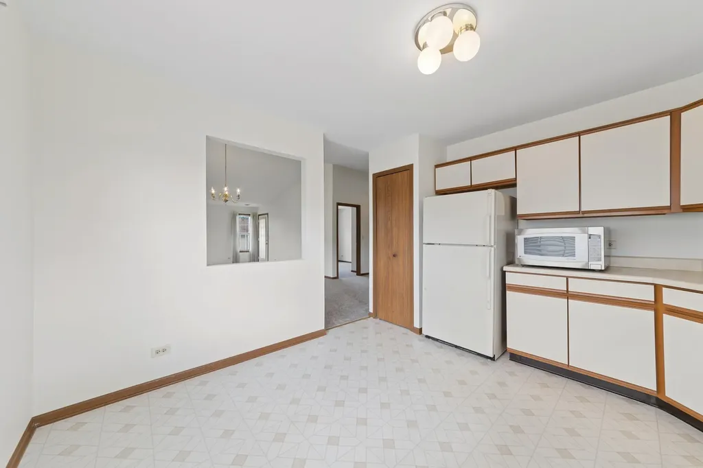 208 Chesterfield Court Schaumburg IL 60193