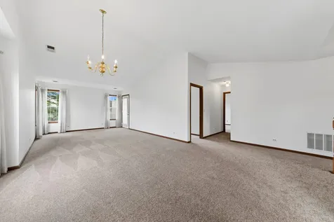208 Chesterfield Court Schaumburg IL 60193