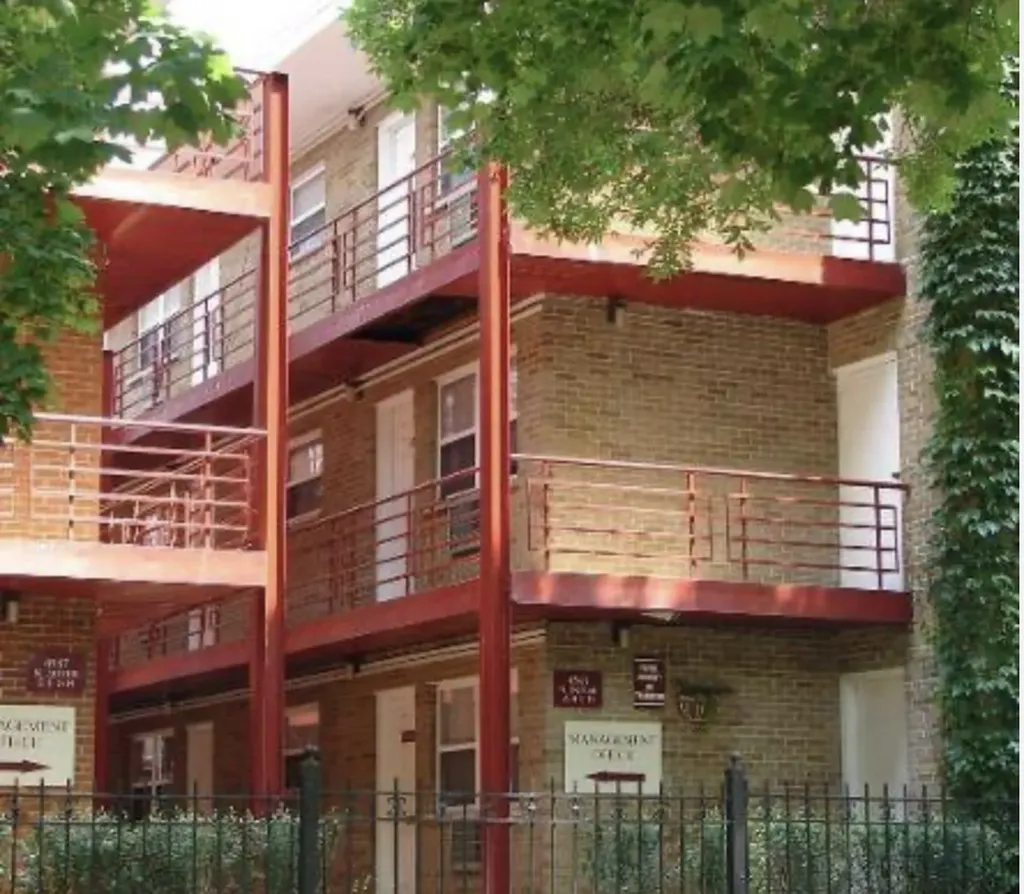 4541 North Beacon Street Chicago IL 60640