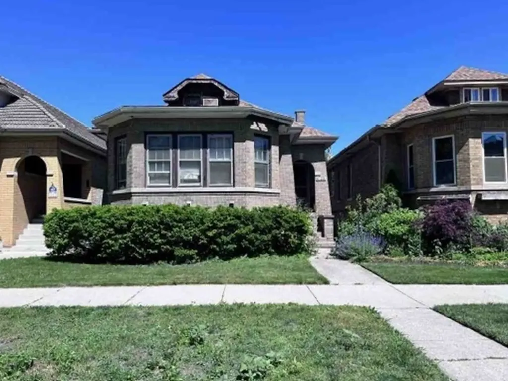 6725 North Rockwell Street Chicago IL 60645