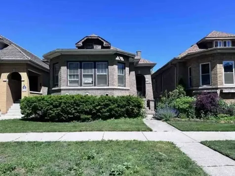 6725 North Rockwell Street Chicago IL 60645