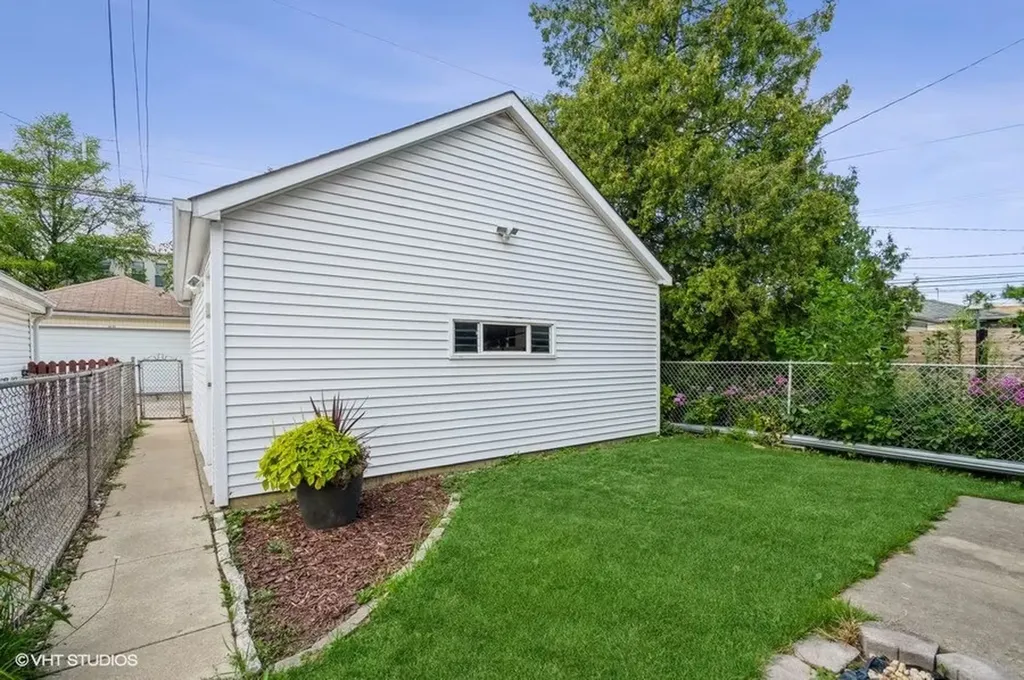 5442 North Ludlam Avenue Chicago IL 60630