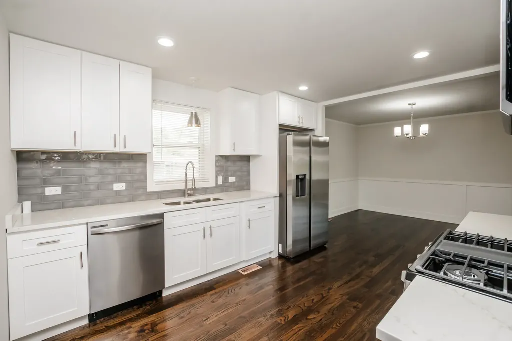 10048 South Saint Lawrence Avenue Chicago IL 60628