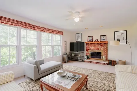 1438 Della Drive Hoffman Estates IL 60169