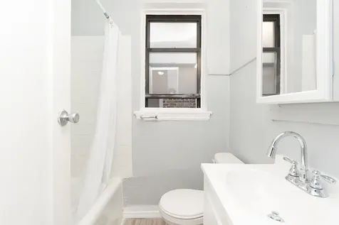 4735 North Beacon Street Chicago IL 60640