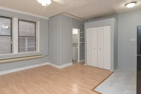 4735 North Beacon Street Chicago IL 60640