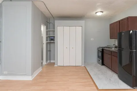 4735 North Beacon Street Chicago IL 60640