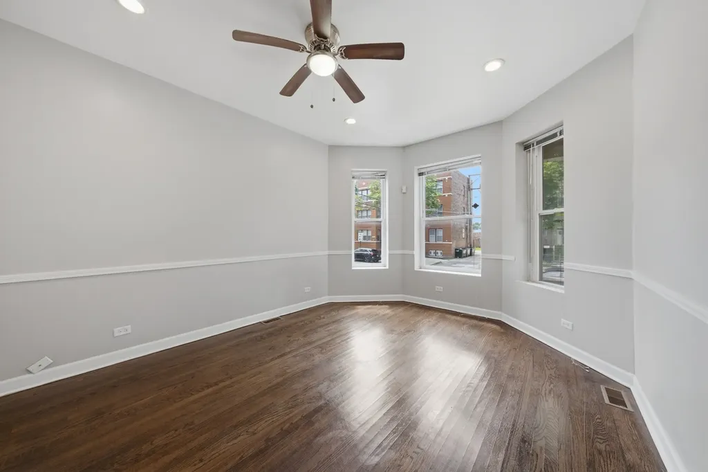 7843 South Burnham Avenue Chicago IL 60649