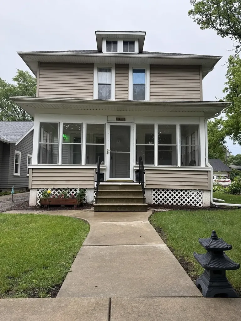120-122 South Commonwealth Avenue Aurora IL 60506