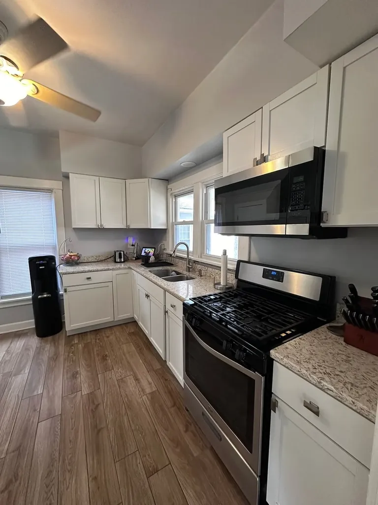 120-122 South Commonwealth Avenue Aurora IL 60506