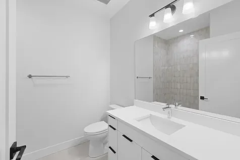 904 West Dakin Street Chicago IL 60613