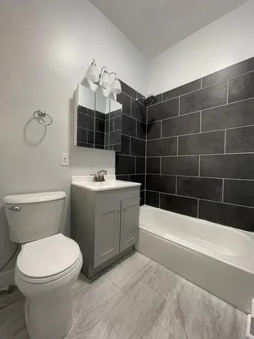 916 West 68th Street W Chicago IL 60621
