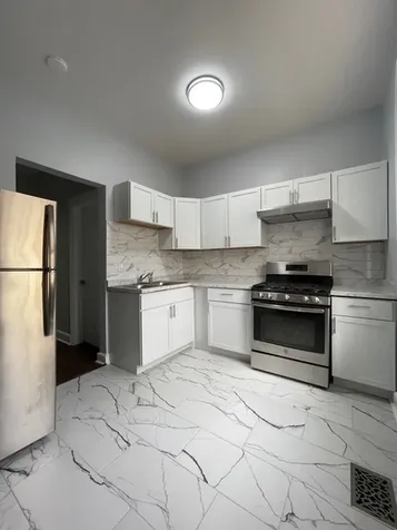 916 West 68th Street W Chicago IL 60621