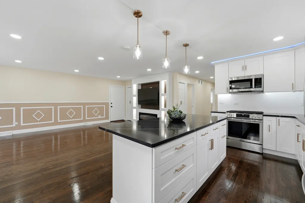 1056 West 107th Place Chicago IL 60643