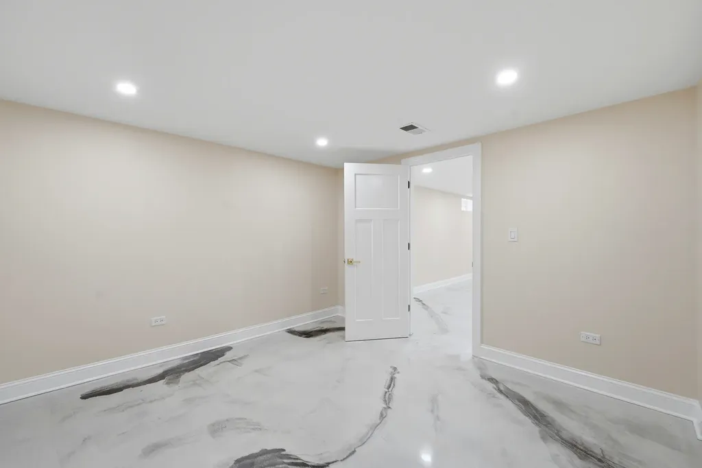 1056 West 107th Place Chicago IL 60643