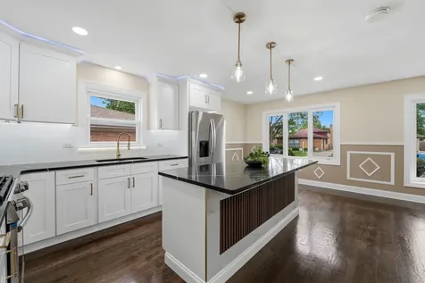 1056 West 107th Place Chicago IL 60643