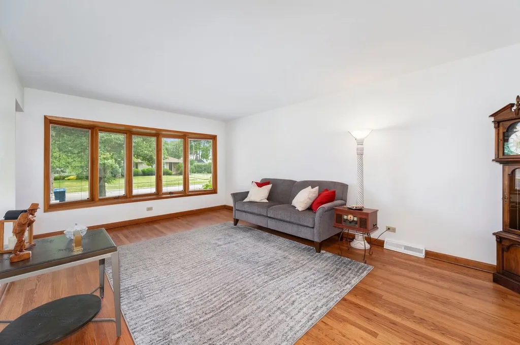 19 West Adams Street Villa Park IL 60181