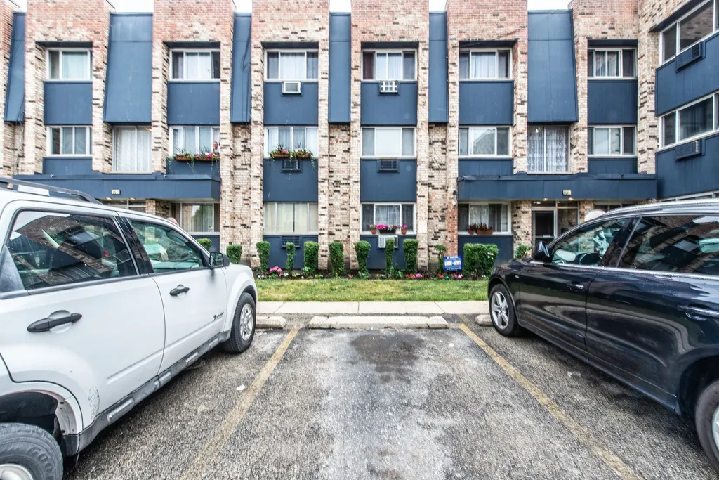 8641.5 West Foster Avenue Chicago IL 60656