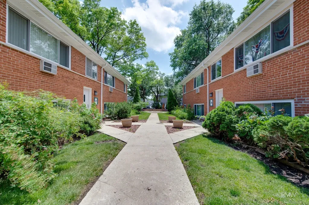 32 North Main Street Glen Ellyn IL 60137