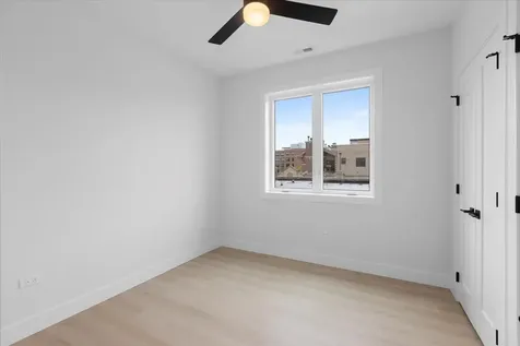 904 West Dakin Street Chicago IL 60613