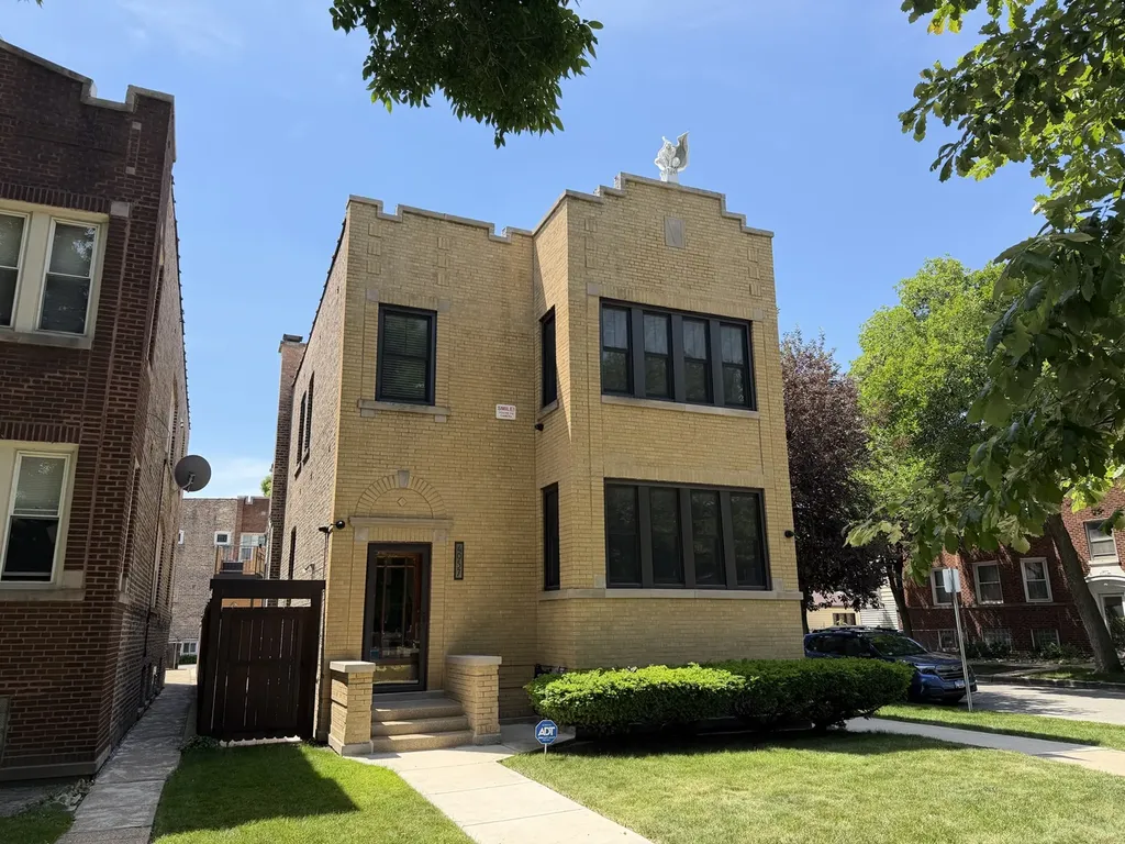 4957 West Sunnyside Avenue Chicago IL 60630