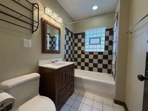 4957 West Sunnyside Avenue Chicago IL 60630