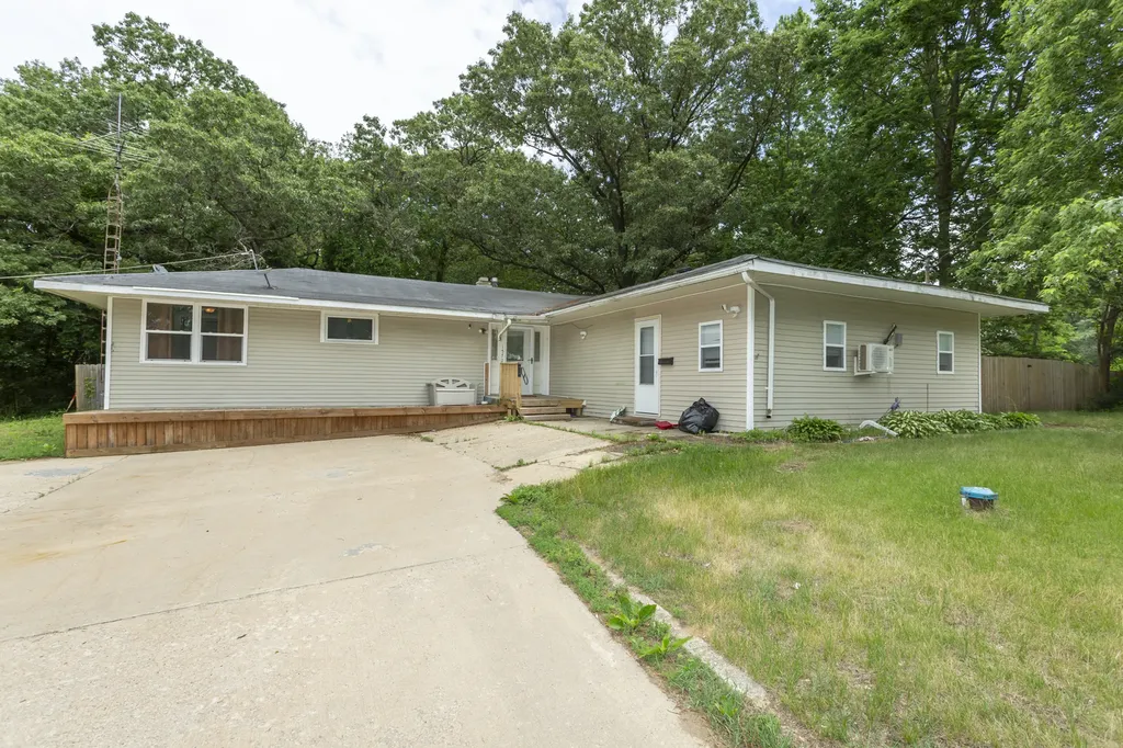 1572 Winnetka Street Dixon IL 61021