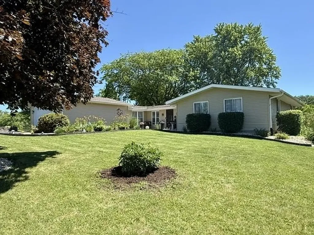 10721 Grover Oaks Roscoe IL 61073