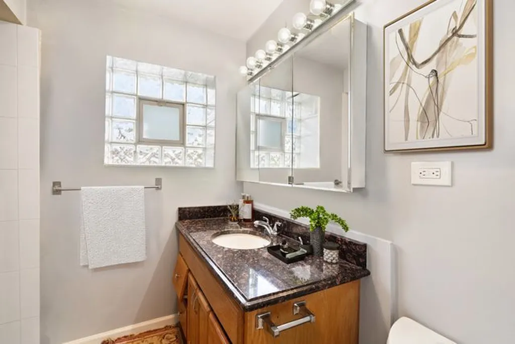 4006 West Nelson Street Chicago IL 60641