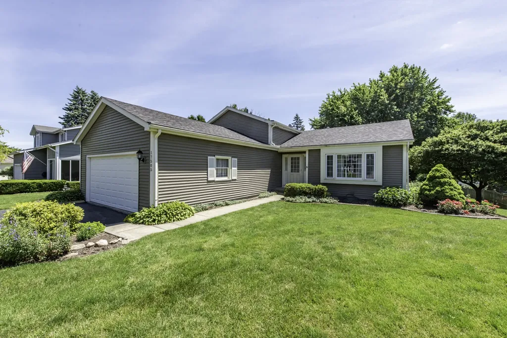 17505 West Woodland Drive Grayslake IL 60030