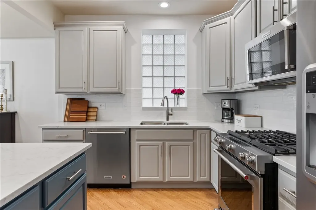 3248 North Sheffield Avenue Chicago IL 60657