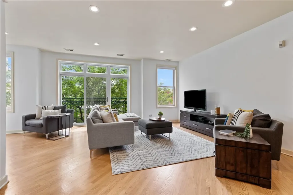 3248 North Sheffield Avenue Chicago IL 60657