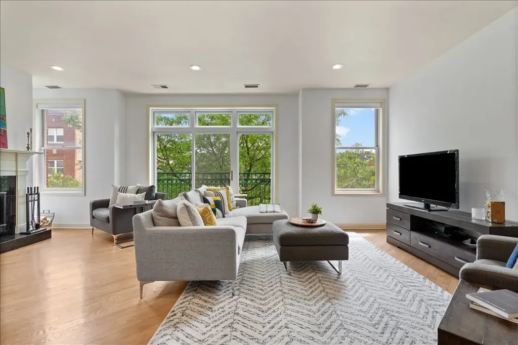 3248 North Sheffield Avenue Chicago IL 60657