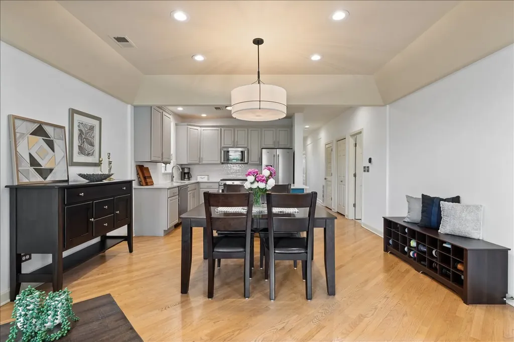 3248 North Sheffield Avenue Chicago IL 60657
