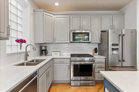 3248 North Sheffield Avenue Chicago IL 60657